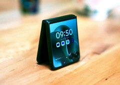 Zowel chique als flexibel: De Motorola Razr 60 Ultra. (Afbeeldingsbron: Florian Schmitt/Notebookcheck)