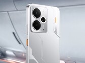 De Realme 14 5G heeft een op mecha geïnspireerd ontwerp met oranje kleuraccenten. (Afbeeldingsbron: Realme)