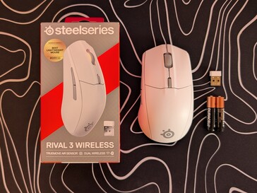 SteelSeries Rival 3 Wireless Gen 2 wordt geleverd met twee AAA-batterijen, een 2,4 GHz dongle en geen USB-kabel.