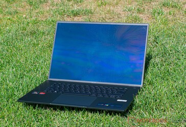 Acer Swift Edge SFE16 in de zon