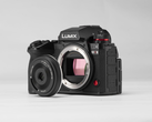 De nieuwe AF 28 mm F4.5 Chip L-lens van Viltrox is voorzien van een ingebouwde lenskap met schuifhendel.