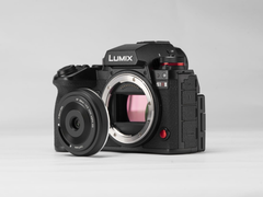 De nieuwe AF 28 mm F4.5 Chip L-lens van Viltrox is voorzien van een ingebouwde lenskap met schuifhendel.