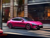 De Xiaomi SU7 zal verkrijgbaar zijn in Magenta om de 15e verjaardag van Xiaomi te vieren. (Afbeeldingsbron: Xiaomi)