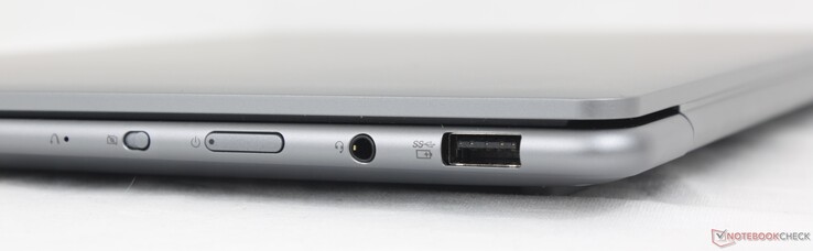 Rechts: Resettoets van Lenovo, Camera doodt heks, Aan/uit-knop, 3,5 mm headset, USB-A (5 Gbps)