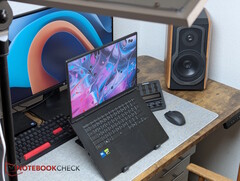 Gigabyte A16 Pro op het bureau