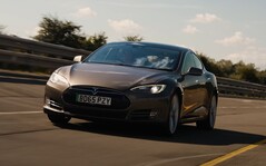 De 2015 Model S 90D deed het verrassend goed in de actieradius test van What Car. (Afbeelding bron: What Car? via YouTube)