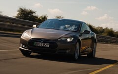 De 2015 Model S 90D deed het verrassend goed in de actieradius test van What Car. (Afbeelding bron: What Car? via YouTube)