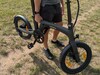 De fiets is vrij goed uitgebalanceerd en kan met één hand worden gedragen