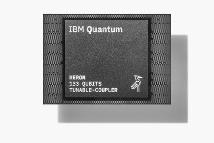 Bovenaanzicht van de IBM Heron kwantumprocessor met 133 qubits (Afbeelding: IBM)