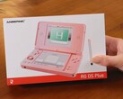 De Anbernic RG DS Plus wordt geleverd in een doos waarop de kleur van het handheld-apparaat is afgebeeld.