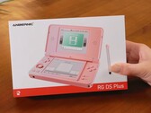 De Anbernic RG DS Plus wordt geleverd in een doos waarop de kleur van het handheld-apparaat is afgebeeld.