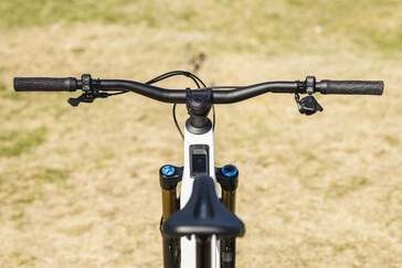 Typisch voor mountainbikes: In plaats van een groot display is een display geïntegreerd in de bovenbuis