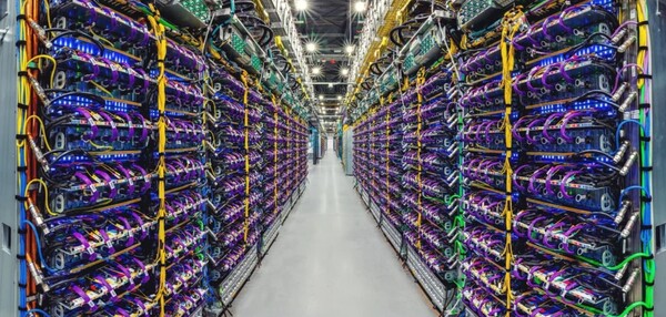 Afbeelding: Google | Cloud TPU v5p: Supercomputer en AI-accelerator in een datacenter van Google.