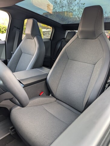 2026 Cybertruck AWD interieur.