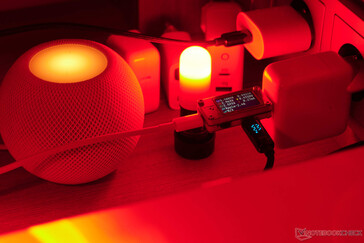 Apple's 29-watt voeding mist de 9 volt. Met 5 volt meldt de HomePod Mini visueel een fout. (Foto: Andreas Sebayang/Notebookcheck.com)