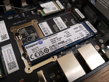 Het systeem kan tot twee M.2 2280 SSD's ondersteunen. Houd er rekening mee dat slechts een van de M.2 slots NVMe kan ondersteunen, terwijl de andere alleen SATA III is