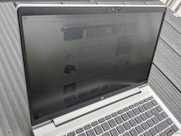 De HP ProBook 440 G8 buitenshuis gebruiken