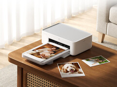 De nieuwe Desktop Photo Printer 2 kost op Youpin ongeveer 103 dollar. Afbeelding: een promotiefoto waarop de printer in werking te zien is.