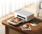 De nieuwe Desktop Photo Printer 2 kost op Youpin ongeveer 103 dollar. Afbeelding: een promotiefoto waarop de printer in werking te zien is.