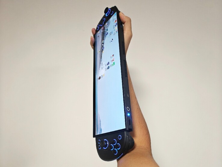 De ultrawide DIY handheld is langer dan de onderarm van de gebruiker. (Afbeeldingsbron: PureDIY via BiliBili)