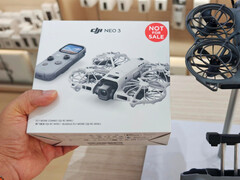 De vermeende verkoopverpakking van de DJI Neo 3 naast een Neo 2-drone.
