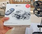 De vermeende verkoopverpakking van de DJI Neo 3 naast een Neo 2-drone.
