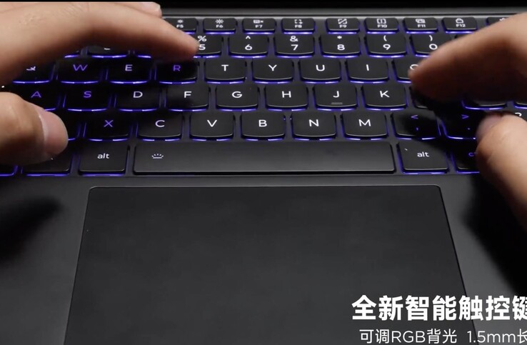 De toetsenbordbehuizing heeft 1,5 mm speling tussen de toetsen en instelbare RGB-achtergrondverlichting. 