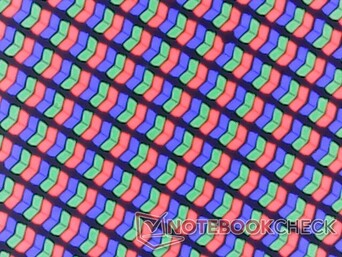 De RGB-pixels zijn zeer scherp omdat dit een van de weinige 18-inch gaminglaptops is die standaard met een glanzende overlay worden geleverd