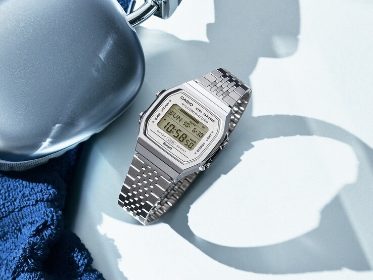 De Casio ABL-100WE-7A met een roestvrijstalen armband