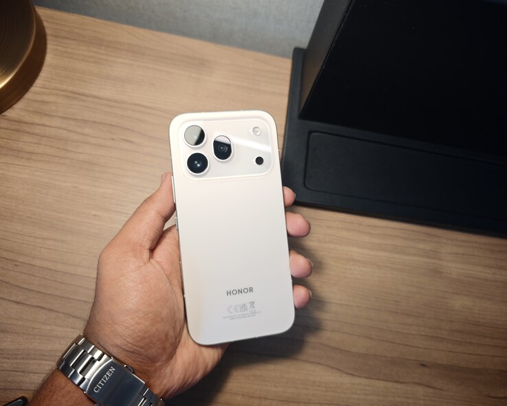 De Honor 600 Pro heeft een drievoudige camera-opstelling aan de achterzijde 