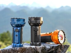 De Olight Marauder 3-zaklamp met een lichtopbrengst van 25.000 lumen is verkrijgbaar in de kleuren Midnight Blue, Black en Orange.