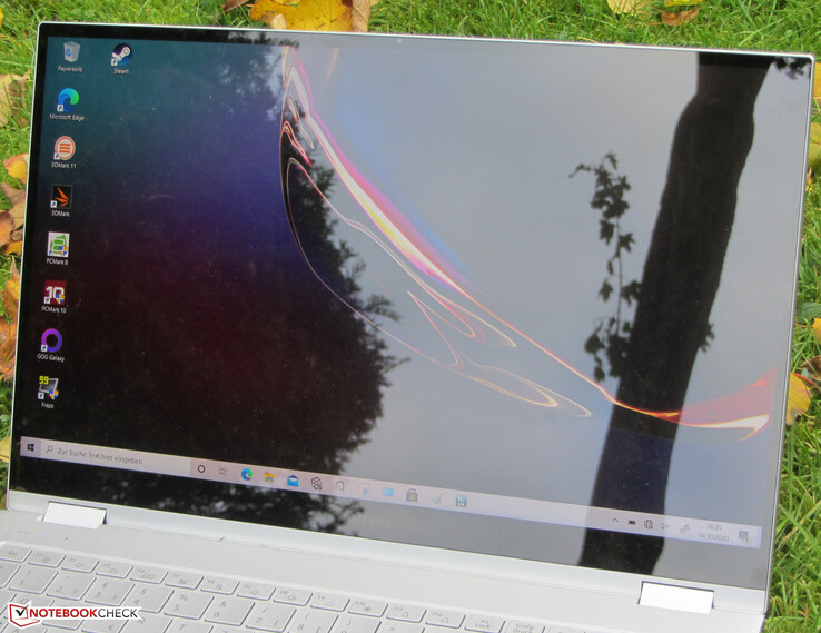 Galaxy Boek Flex buiten, foto genomen op bewolkte dag