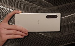 De Sony Xperia 5 IV is naar moderne maatstaven compact; hij heeft een scherm van 6,1 inch. (Beeldbron: Sony/Unsplash - bewerkt)