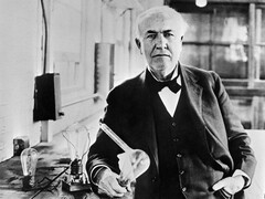 Thomas Edison met de gloeilamp die hij uitvond in 1883 (Fotograaf onbekend, Publiek domein, via Wikimedia Commons)