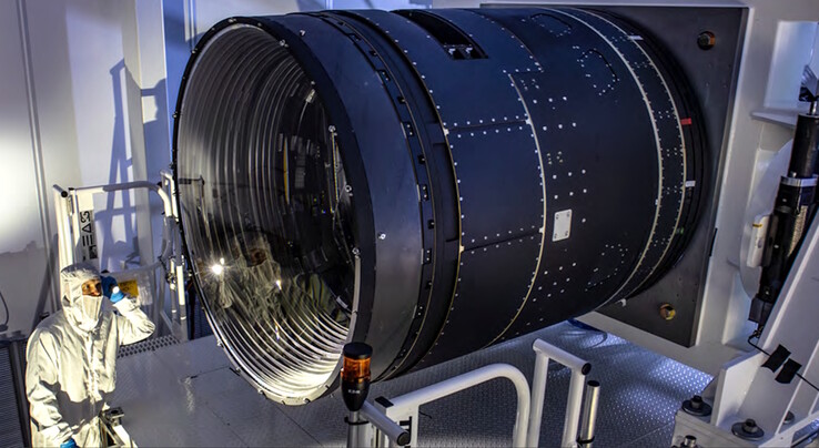 De LSST-camera gebruikt lenzen van 1,57 m (5,1 ft.) tot 0,69 m (27 in.) om de nachtelijke hemel af te beelden. Het is onduidelijk wat de dichtstbijzijnde scherpstelafstand is voor selfies. (Afbeeldingsbron: J. Ramseyer Orrell/SLAC National Accelerator Laboratory)