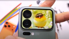 De Xiaomi 17 Pro en het secundaire scherm op de achterkant ondergaan een duurzaamheidstest (Foto bron: JerryRigEverything)