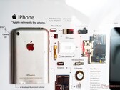 XreArt haalt producten zoals de Apple eerste generatie iPhone uit elkaar en verpakt de onderdelen in een frame. (Afbeelding: Notebookcheck)