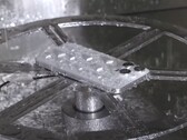 De iPhone 15 Pro is water- en stofbestendig volgens IP68. (Afbeeldingsbron: MKBHD op YouTube)