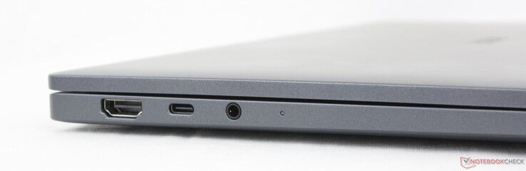 Links: HDMI 2.1, USB-C Thunderbolt 4 met DisplayPort 2.1 + Power Delivery 3.1, 3,5 mm headset