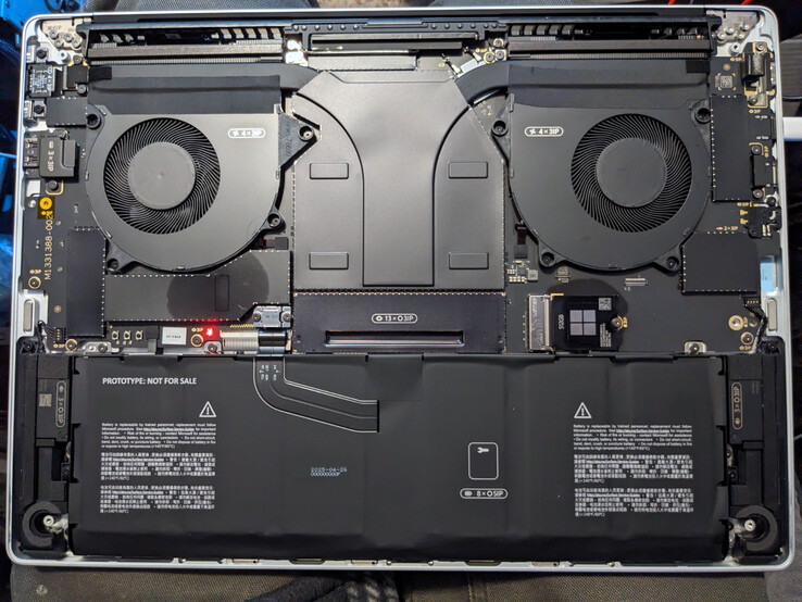 De Surface Laptop Ultra heeft een modulair bodempaneel, maar door de vastklikkende aluminium afdekkappen zijn de meeste onderdelen niet toegankelijk.