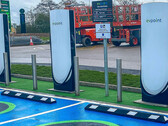 Eerste V4 Supercharger zonder Tesla-logo (afbeelding: EVPoint)
