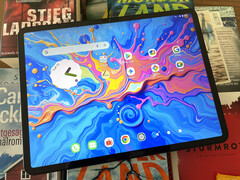 De Teclast Art Pad Pro wordt ook geleverd met een styluspen met 4096 drukniveaus en een 30-watt voedingsadapter. (Afbeeldingsbron: Notebookcheck)
