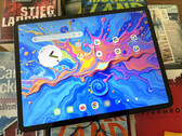 De Teclast Art Pad Pro wordt ook geleverd met een styluspen met 4096 drukniveaus en een 30-watt voedingsadapter. (Afbeeldingsbron: Notebookcheck)