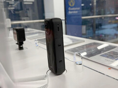 De aankomende Insta360 X5 360-graden actiecamera is opnieuw uitgelekt, wat een verandering in het ontwerp en een bijgewerkte microfoon bevestigt.