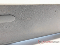 Het prototype Keychron K2 HE Concrete had een smet op de onderkant. (Afb. bron: Notebookcheck/Stephen Pereyra)