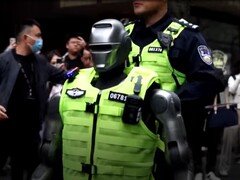 De PM01 van het bedrijf Engine AI was de eerste humanoïde robot in dienst van de politie. (Afbeeldingsbron: CGTN)