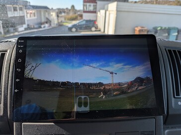 Ondanks de fouten in de camerabouw is het achteruitrijbeeld nog steeds perfect bruikbaar, zelfs 's nachts