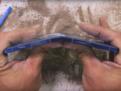 De Samsung Galaxy Z Flip 7 (foto) functioneerde nog steeds na de zware buigtest - en dat twee keer. (bron: JerryRigEverything op YouTube)