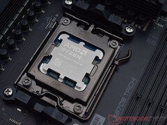 AMD Ryzen X3D-processor geïnstalleerd in een AM5 moederbord socket (Afbeelding bron: Notebookcheck)