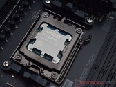 AMD Ryzen X3D-processor geïnstalleerd in een AM5 moederbord socket (Afbeelding bron: Notebookcheck)